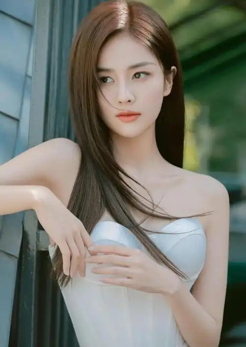 白鹿抹胸长裙写真,肤白如雪,清纯可人!__财经头条