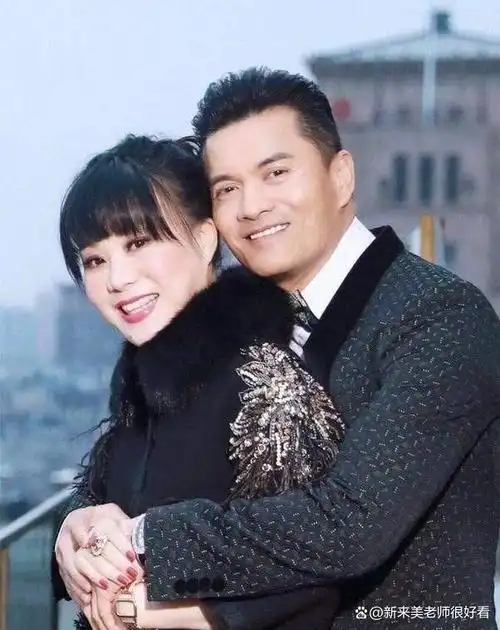 吕良伟在个人社交平台上晒出了妻子杨小娟的美照,引起了众多网友的