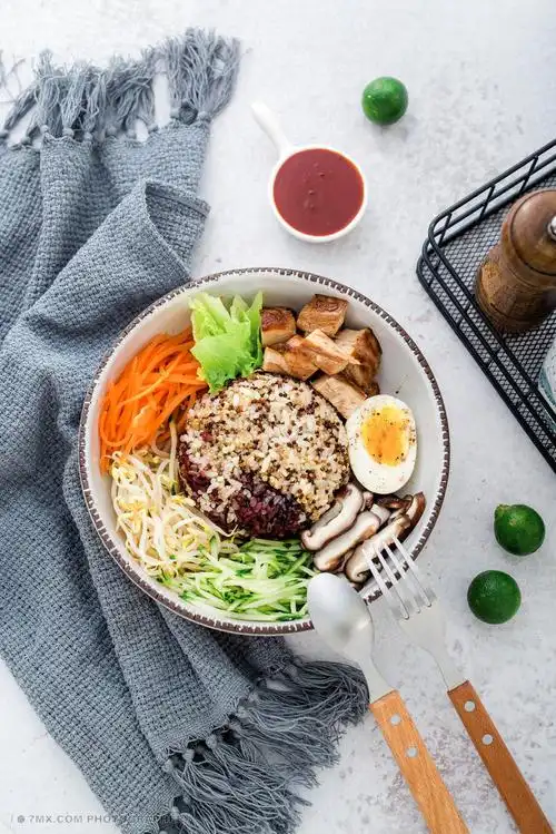 食品 食物 西餐 盘子 俯拍 鸡蛋 自然光 奶茶 虾 西红柿 主食 刀叉