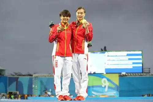 吴敏霞施廷懋在领奖台上