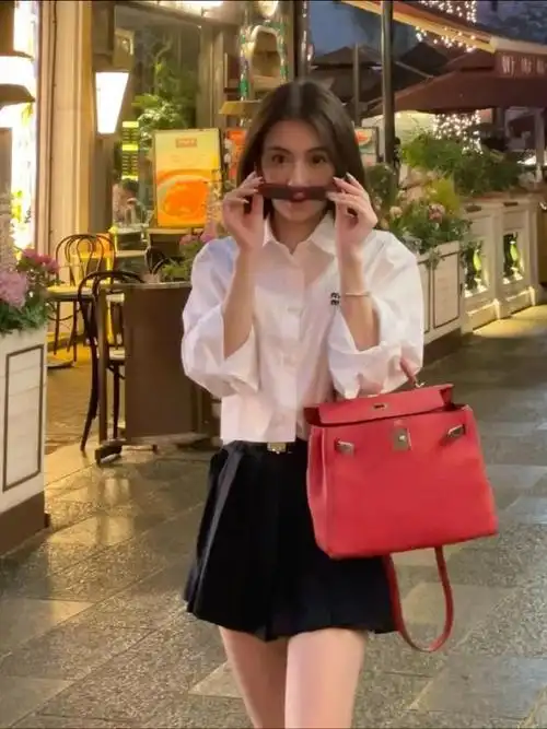 郭富城娇妻方媛晒逛街美照,怼脸镜头又飒又美,神似年轻张柏芝