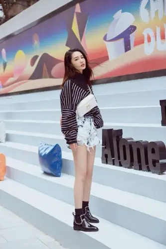 李沁一身条纹上衣搭配牛仔短裤,变身阳光美少女,美腿撩人