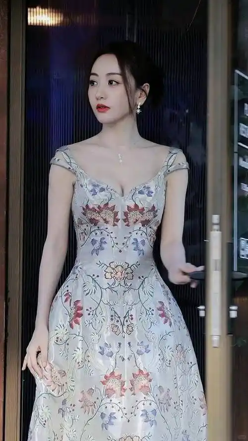 杨蓉:吊带裙下的窈窕之姿与事业线的魅力_演技_身材_未来的