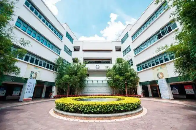 是华发集团旗下第一所学校,包括容闳小学(小学部)与容闳书院(初中部)