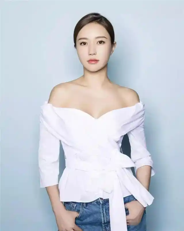 韩雨芹肤白貌美恬静如水,美艳多姿