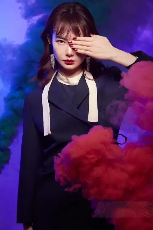 戚薇时尚杂志大片曝光,大长腿抢镜,发福的脸蛋圆出了新高度