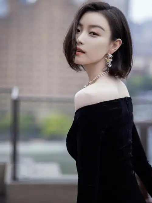 倪妮真的太能驾驭这样的发型啦 轮廓线太美啦 明天休息 周二开始排表