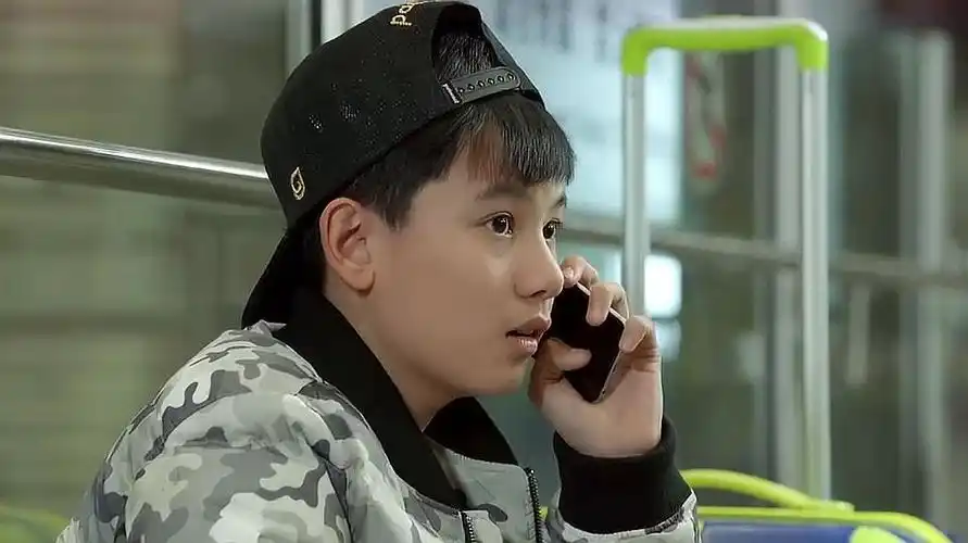 小别离:小宇孤身机场道别老张,送君千里终须一别,强忍哽咽