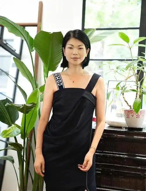 说起吕燕,很多人不知道,她是中国第一代超模,享誉世界,但也叫"顶级