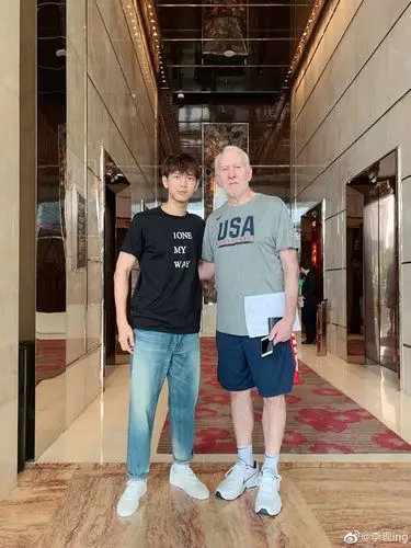 看现跟波波维奇合照身高也差不多啊,波波维奇也是188,现有185差不多呀