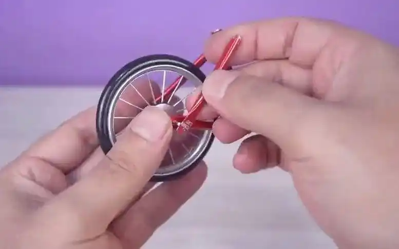 用易拉罐制作迷你自行车,纯手工打造,成品做的真不错_哔哩哔哩_bili
