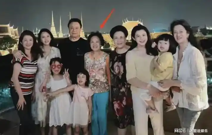 爆哭伊能静女儿长得和奶奶一模一样伊能静的颜值基因都浪费了