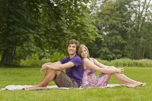 西方人,两个人,夫妻,坐,笑,微笑,露齿笑,横图,室外,白天,侧面,爱情