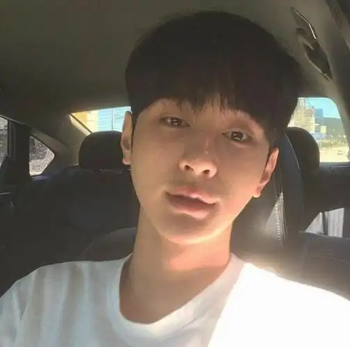 组图:满满的正能量阳光小哥哥,05后的男生都长这么有气质了吗!