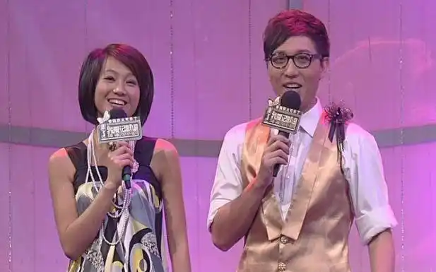 那个时期是朱丹事业上升期,《 我爱记歌词》更是让她在主持界站稳脚跟