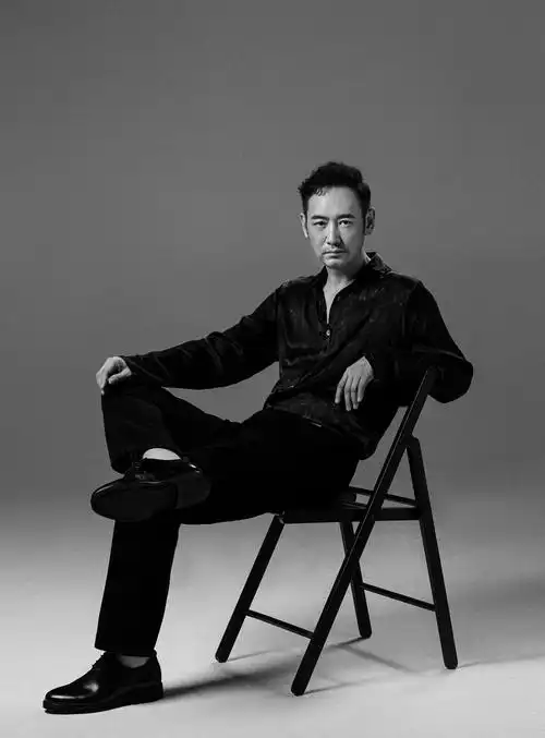 张垒黑白写真照释出尽显雅痞男人味