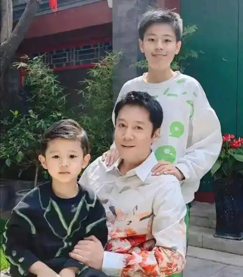 54岁蔡国庆晒两帅儿子上热搜,父子同一张脸,身家过亿的老婆身份成谜