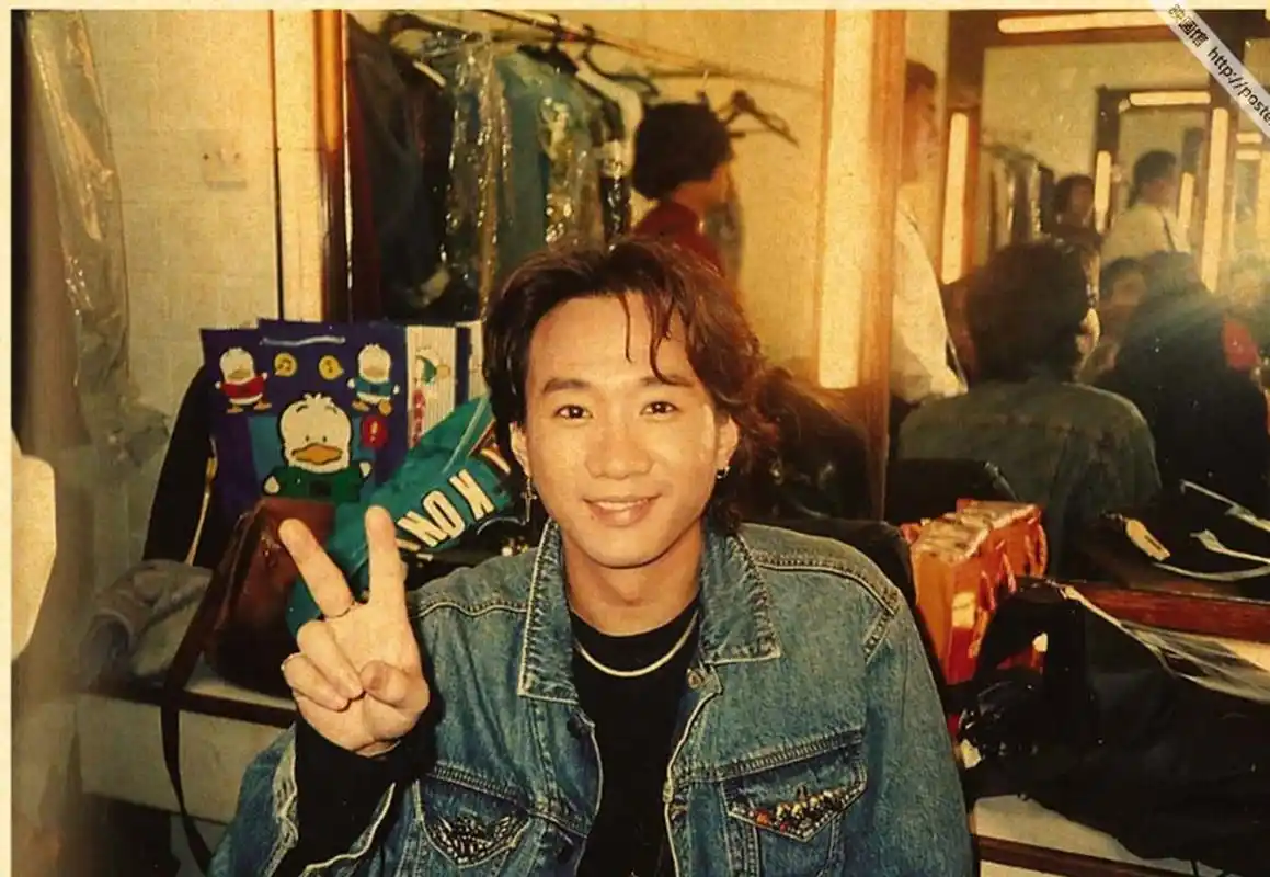 黄家驹年轻时的外貌和笑容总是能吸引人的眼球.