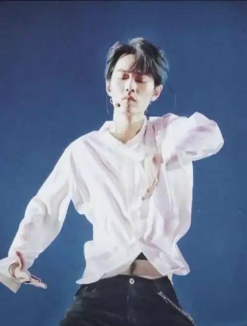 王一博的腹肌战哥还有肚毛他的让人一看就脸红