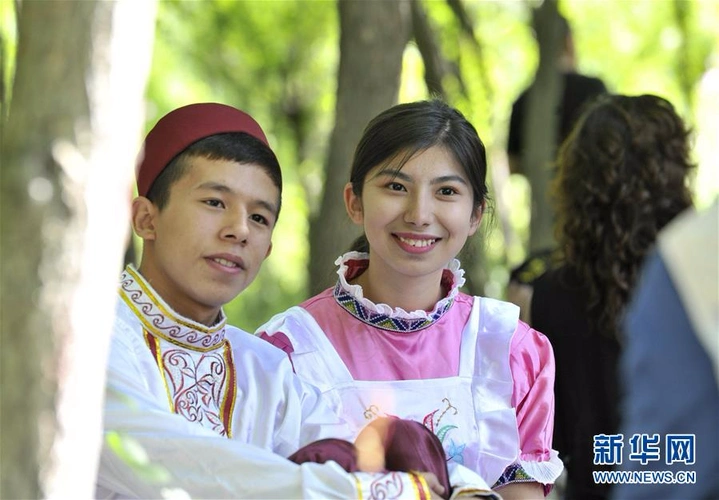 塔塔尔族群众欢庆"撒班节"