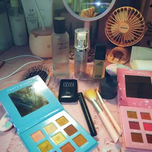 贫民窟女孩开始化妆啦,一桌化妆品乱七八糟地摆放着都是为了一下午的