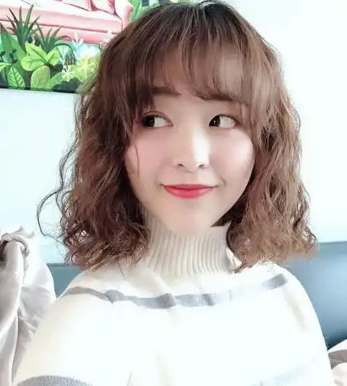 终于不流行"羊毛卷"了,今年最流行的卷发已上线!显脸小又减龄