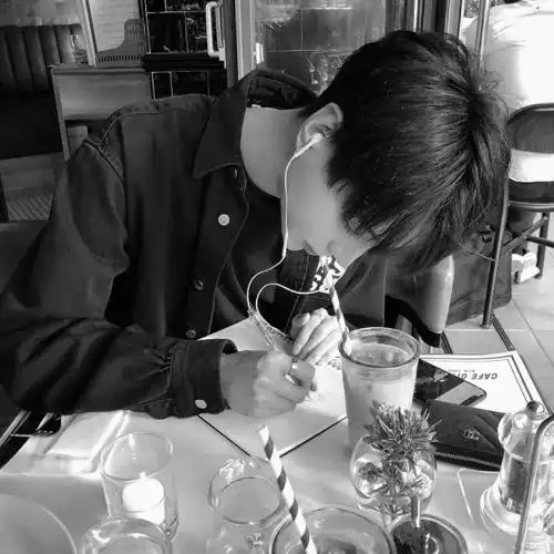 有点小伤感的男生头像正面帅气黑白头像图片