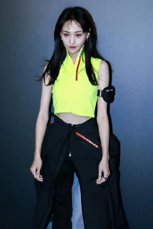 正文          之前的郑爽身材过瘦的时候其实还是挺让人觉得不自然的