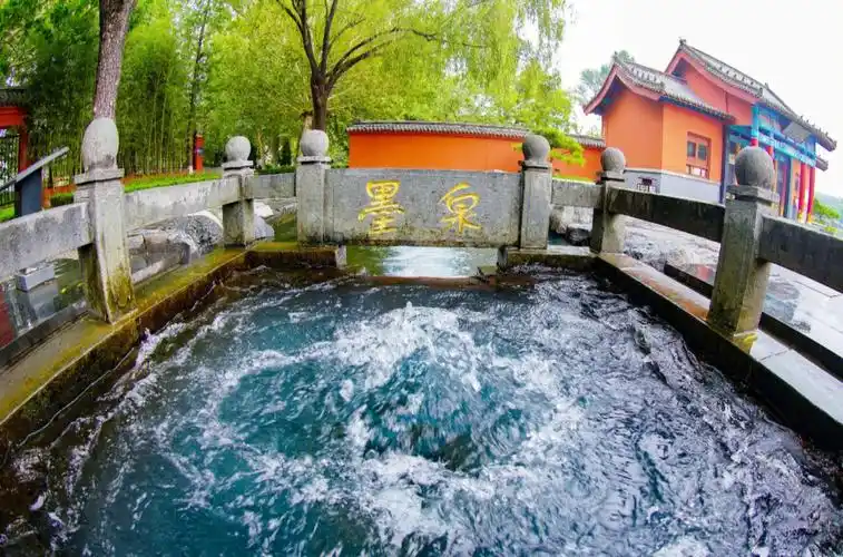 济南章丘百脉泉公园雨后泉水欢腾似江南