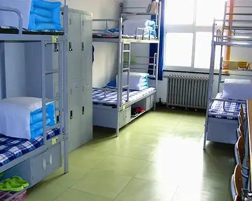 高中究竟该住校吗?两者差别较大,白岩松表示孩子不住校好