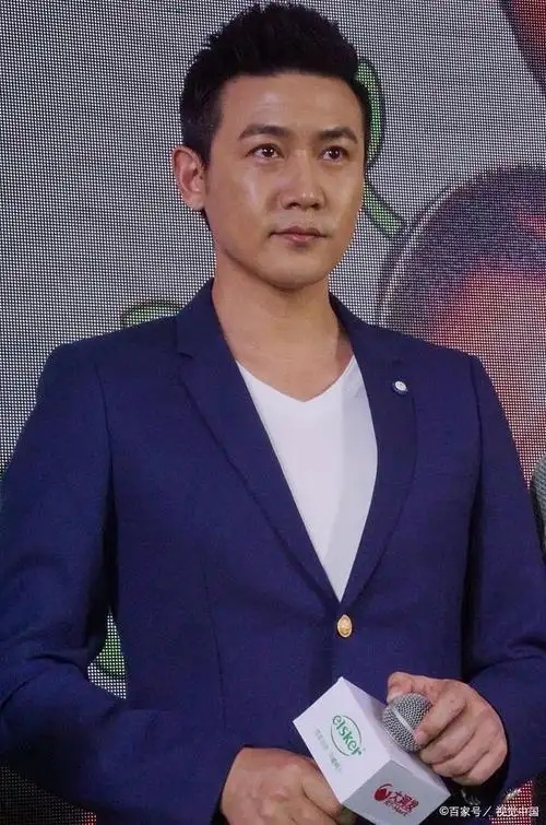 演技传奇!47岁陆毅演艺事业起伏,家庭幸福不减风华!