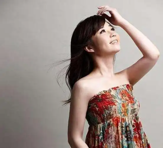 44岁知名女歌手复出,摔断下巴退出歌坛,瞒68岁中风母亲消失2年|黄思婷