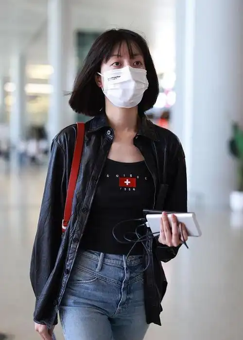 组图李溪芮穿紧身牛仔裤大秀美腿齐肩短发随风飘逸自带气场