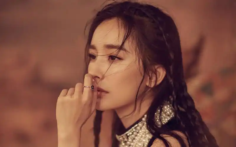 杨幂异域风情写真桌面壁纸