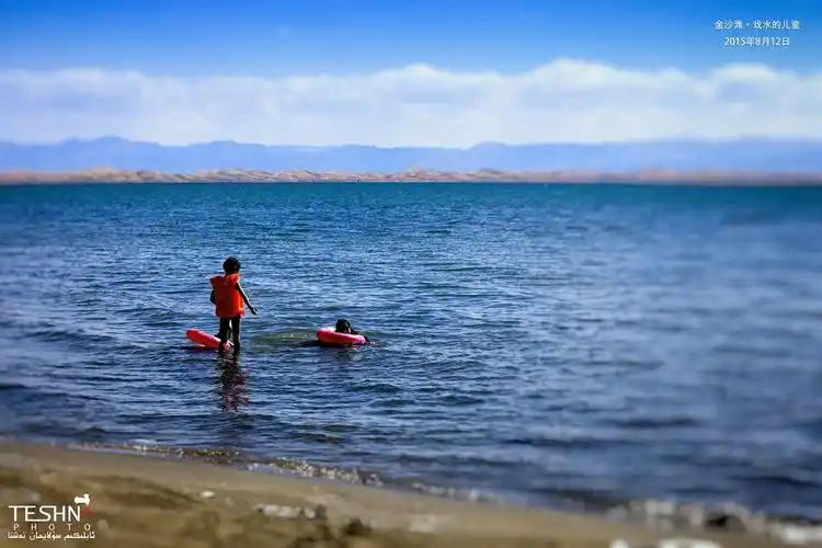 新疆和硕县金沙滩湖边·戏水的小孩
