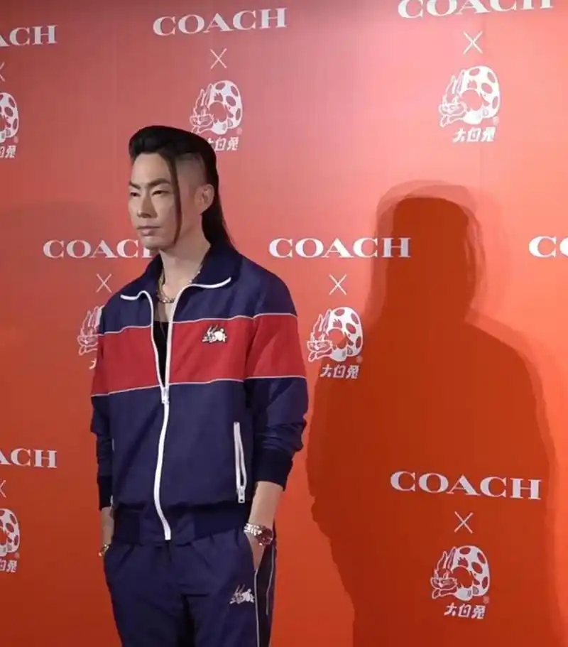 当年的f4成员之一吴建豪,这发型一般人欣赏不了.