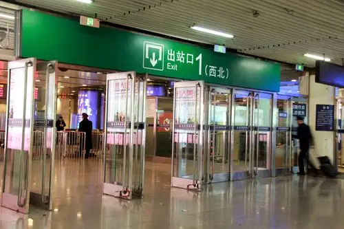 北京西站沿用23年的出站口如今更换新名
