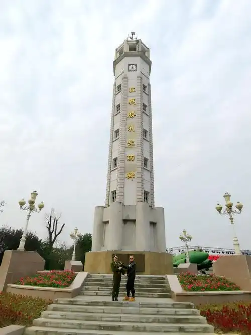 本篇纪录了军统局一男五女凯旋而归的喜悦心情,再次去抗战纪念碑