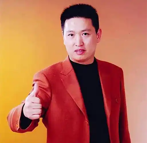 刘国景出生于江苏镇江,毕业于苏州铁道学院,1994年下海经商,是知名