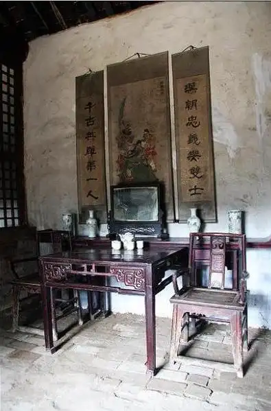 焦裕禄故居,属市级文物,陈列着他用过的农具,外墙标语平实庄重