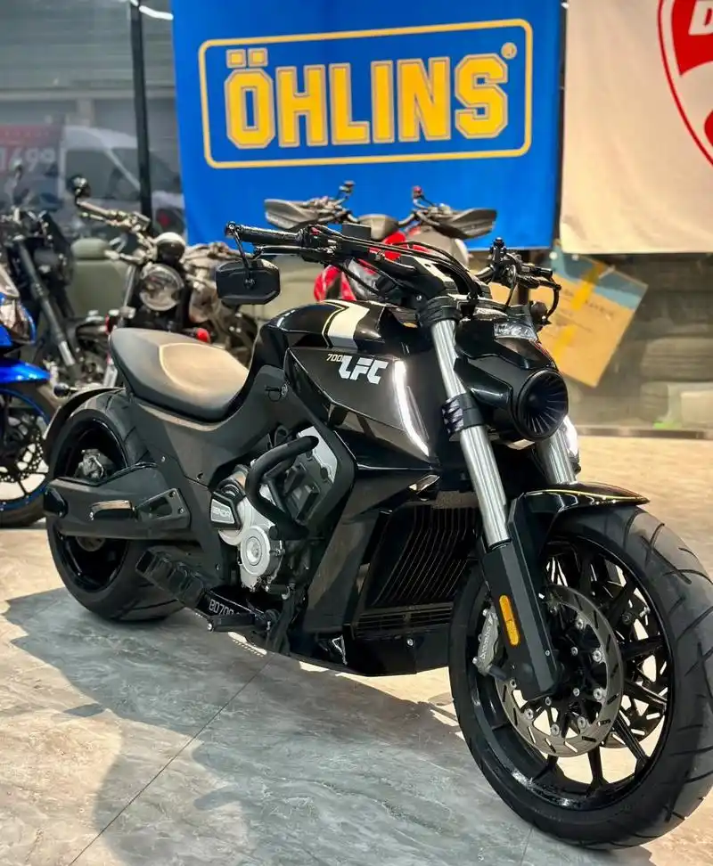 奔达燎700 23年奔达燎700 高功率版 几千公里 带一个护杠 手机支架 大