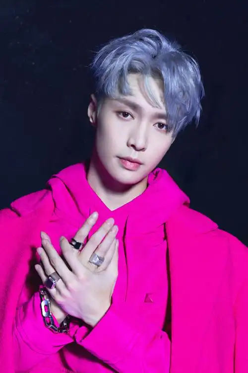 张艺兴紫发海报