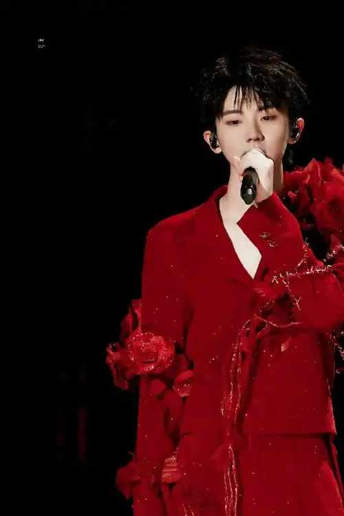 红衣造型好惊艳,从歌声到脸都让人着迷的玫瑰王子@时代少年团队长