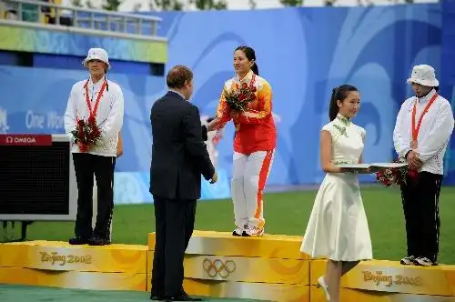 (北京奥运·领奖台)(7)射箭——中国选手张娟娟获女子个人金牌