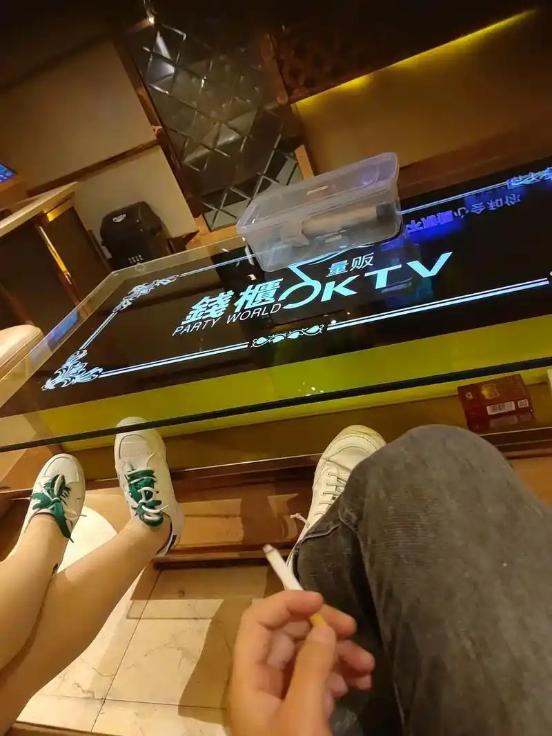 你们说一下.#深夜的酒 #ktv #好久没唱歌 - 抖音