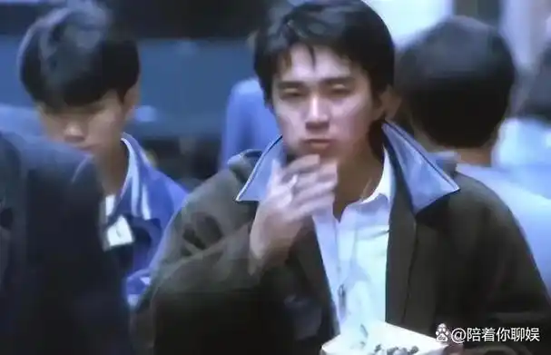 同样是演吃盒饭把阮经天和周星驰周润发放一起看差距一目了然