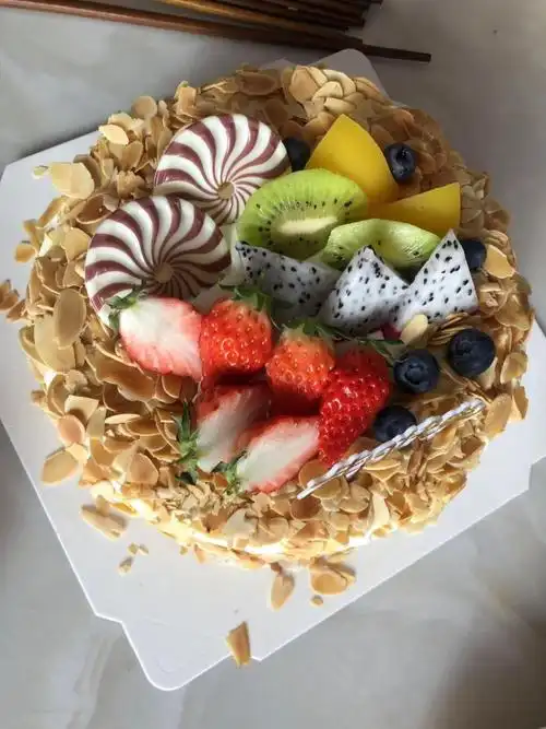 奶奶过生日,妈妈买的蛋糕,真好吃