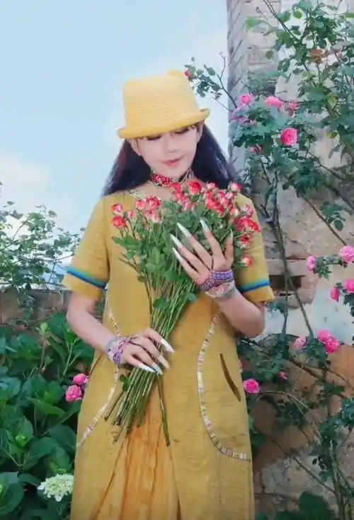 65岁杨丽萍晒自拍,手捧鲜花皮肤白皙,网友:美的像花仙子_生活_自然