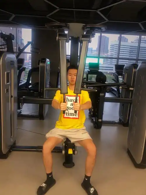 [调皮]要跟我一起健身,要跟我一起去美黑,带我去吃火锅烤肉看电影,带