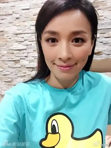 照片中张庭笑容甜美,两颊酒窝深陷,格外清新可爱.